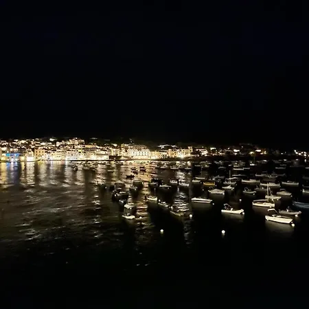 Beachfront Penthouse With Sea Views In Lejlighed Cadaqués