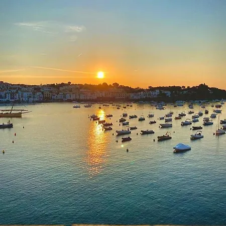 Beachfront Penthouse With Sea Views In Lejlighed Cadaqués