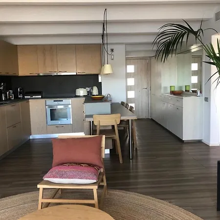 Beachfront Penthouse With Sea Views In アパート *