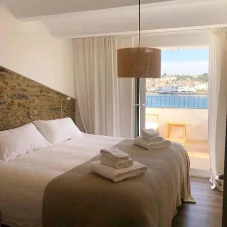 Beachfront Penthouse With Sea Views In Lejlighed Cadaqués